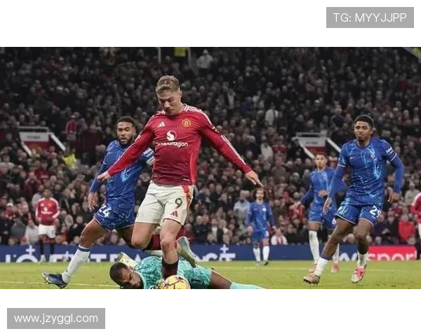 曼联防守漏洞问题显现,对球队稳定性与联赛走势造成影响 曼联防守漏洞问题显现,对球队稳定性与联赛走势造成影响